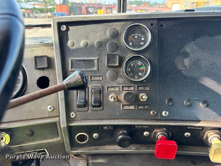 image for item DV5791 2001 Mack  RD690S semi truck