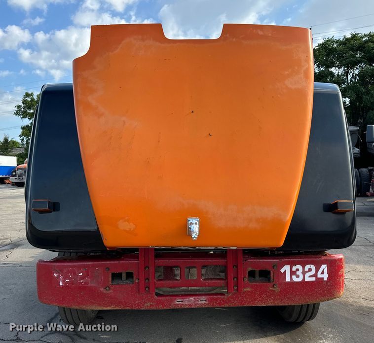 image for item DV5791 2001 Mack  RD690S semi truck