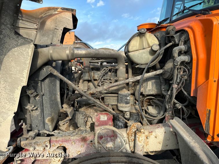 image for item DV5791 2001 Mack  RD690S semi truck