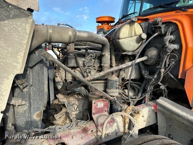 image for item DV5791 2001 Mack  RD690S semi truck