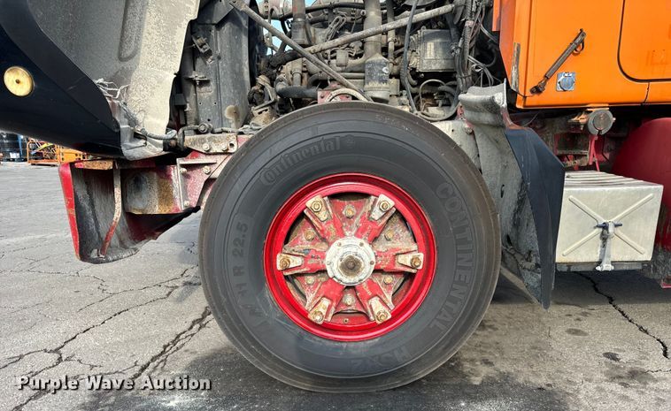 image for item DV5791 2001 Mack  RD690S semi truck