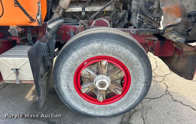 image for item DV5791 2001 Mack  RD690S semi truck