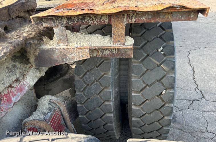 image for item DV5791 2001 Mack  RD690S semi truck