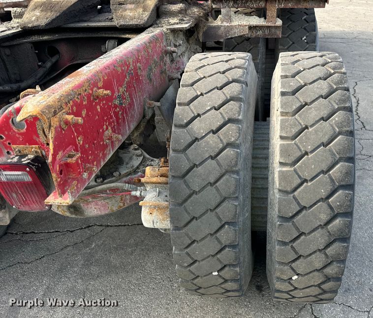 image for item DV5791 2001 Mack  RD690S semi truck