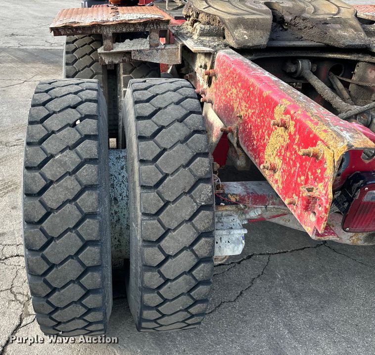 image for item DV5791 2001 Mack  RD690S semi truck