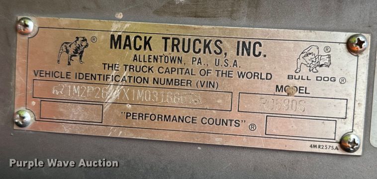 image for item DV5791 2001 Mack  RD690S semi truck