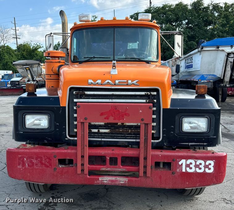 image for item DV5792 2003 Mack  RD688S semi truck