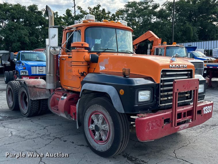 image for item DV5792 2003 Mack  RD688S semi truck