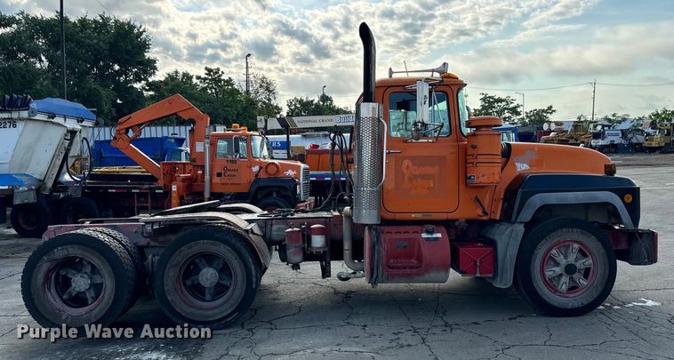 image for item DV5792 2003 Mack  RD688S semi truck