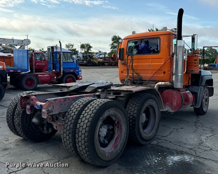 image for item DV5792 2003 Mack  RD688S semi truck