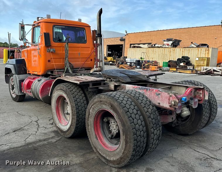 image for item DV5792 2003 Mack  RD688S semi truck