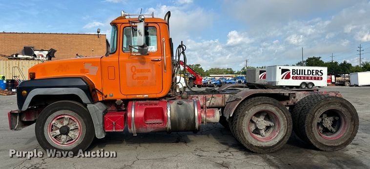 image for item DV5792 2003 Mack  RD688S semi truck