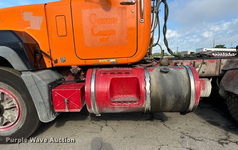 image for item DV5792 2003 Mack  RD688S semi truck