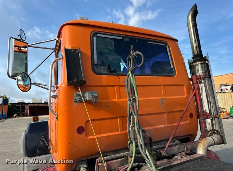 image for item DV5792 2003 Mack  RD688S semi truck