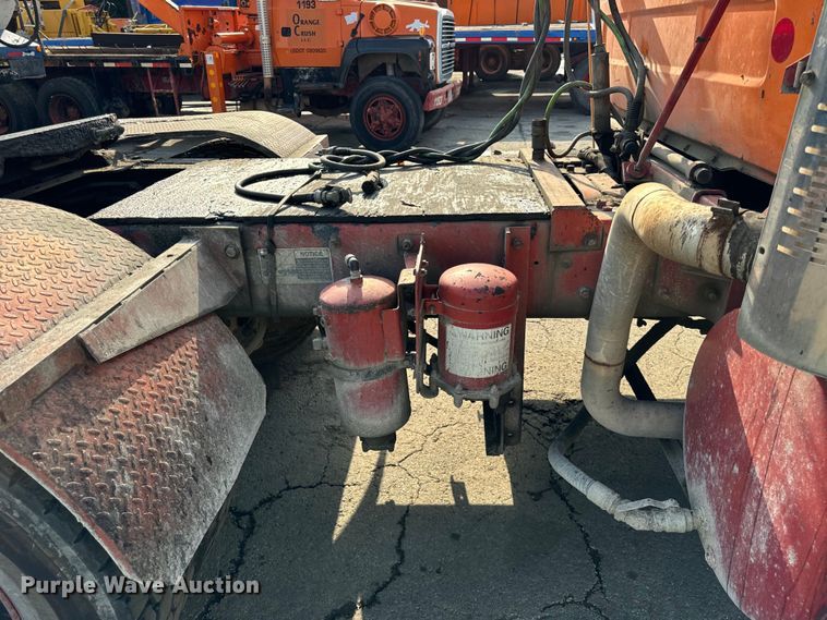 image for item DV5792 2003 Mack  RD688S semi truck