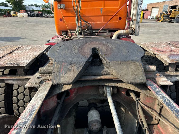 image for item DV5792 2003 Mack  RD688S semi truck