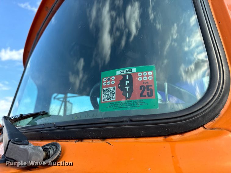 image for item DV5792 2003 Mack  RD688S semi truck