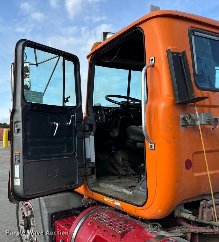 image for item DV5792 2003 Mack  RD688S semi truck