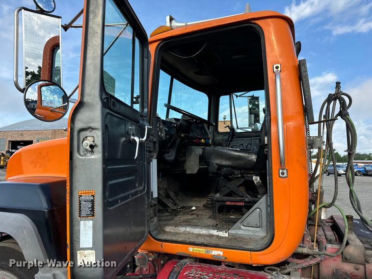 image for item DV5792 2003 Mack  RD688S semi truck