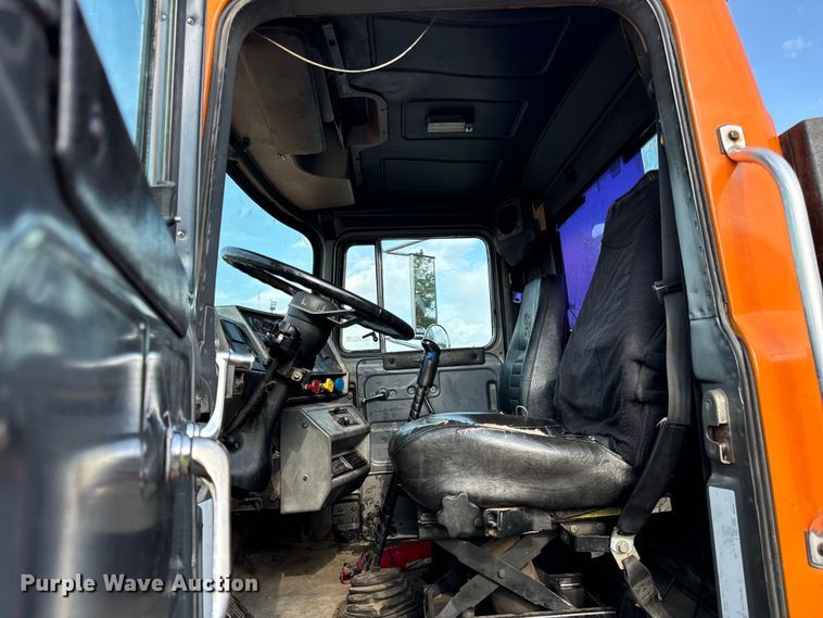 image for item DV5792 2003 Mack  RD688S semi truck