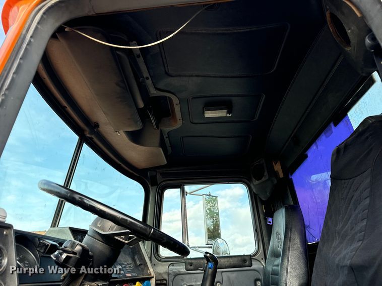 image for item DV5792 2003 Mack  RD688S semi truck