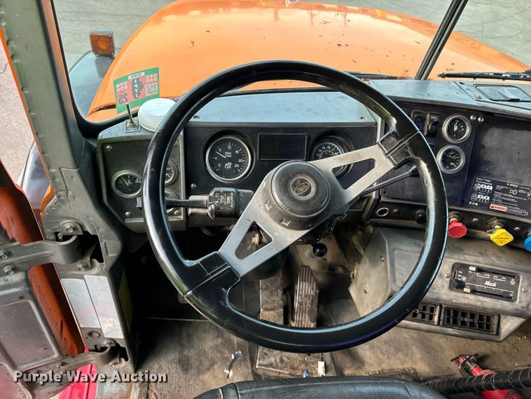 image for item DV5792 2003 Mack  RD688S semi truck