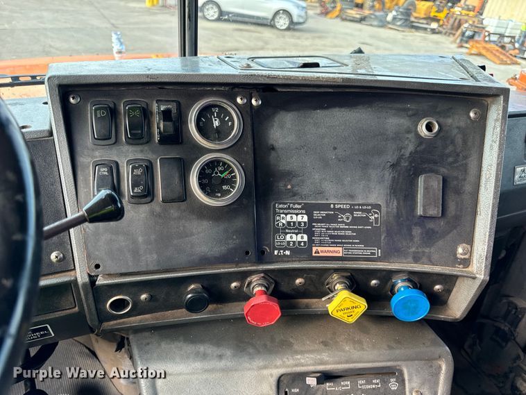 image for item DV5792 2003 Mack  RD688S semi truck