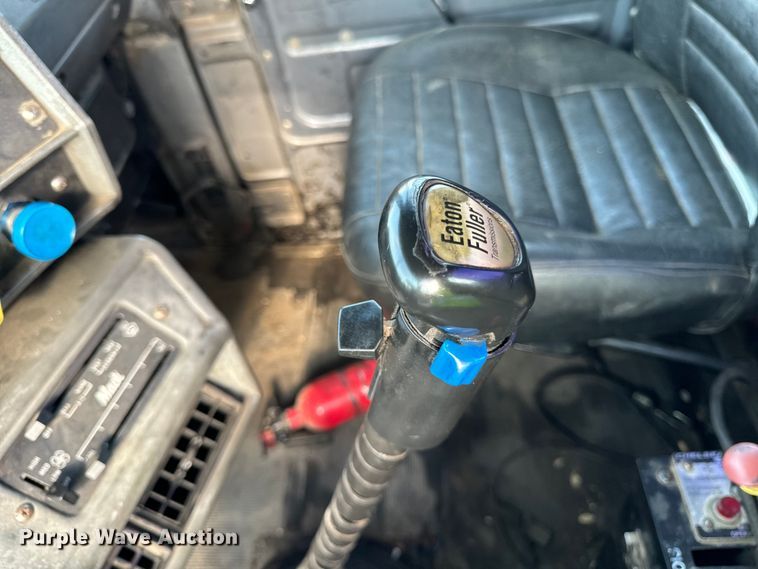 image for item DV5792 2003 Mack  RD688S semi truck