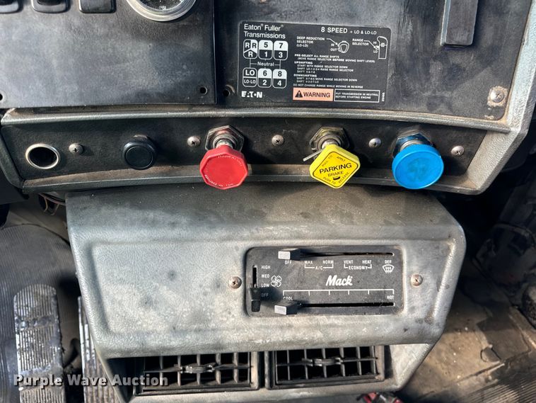 image for item DV5792 2003 Mack  RD688S semi truck