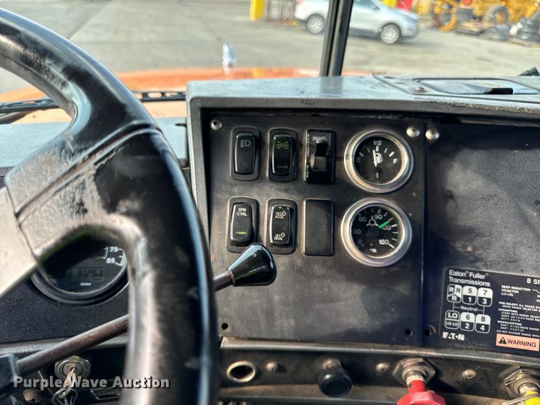 image for item DV5792 2003 Mack  RD688S semi truck