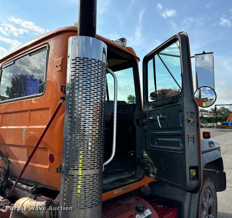 image for item DV5792 2003 Mack  RD688S semi truck