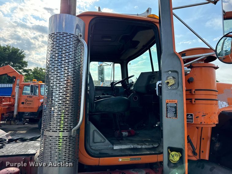 image for item DV5792 2003 Mack  RD688S semi truck