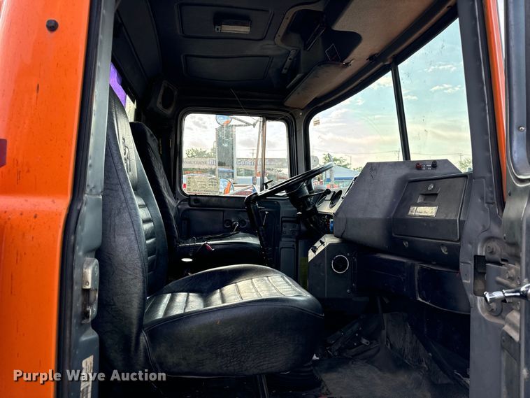 image for item DV5792 2003 Mack  RD688S semi truck