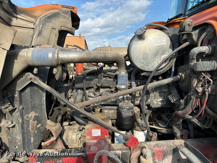 image for item DV5792 2003 Mack  RD688S semi truck