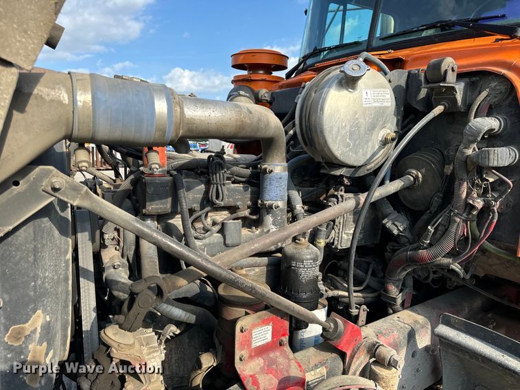 image for item DV5792 2003 Mack  RD688S semi truck