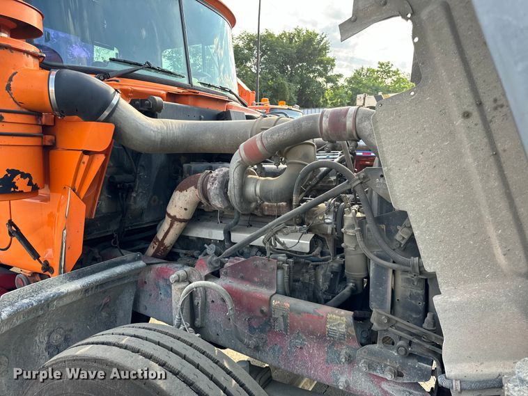 image for item DV5792 2003 Mack  RD688S semi truck