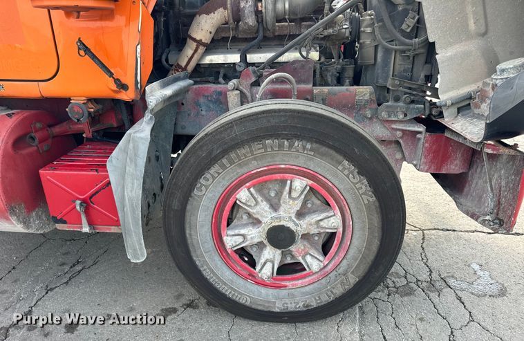 image for item DV5792 2003 Mack  RD688S semi truck