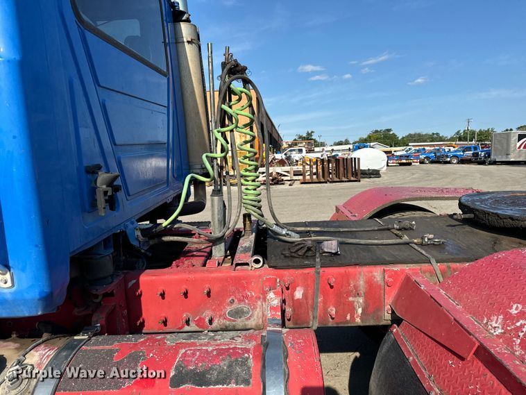 image for item DV5797 2004 Mack  CV713 semi truck