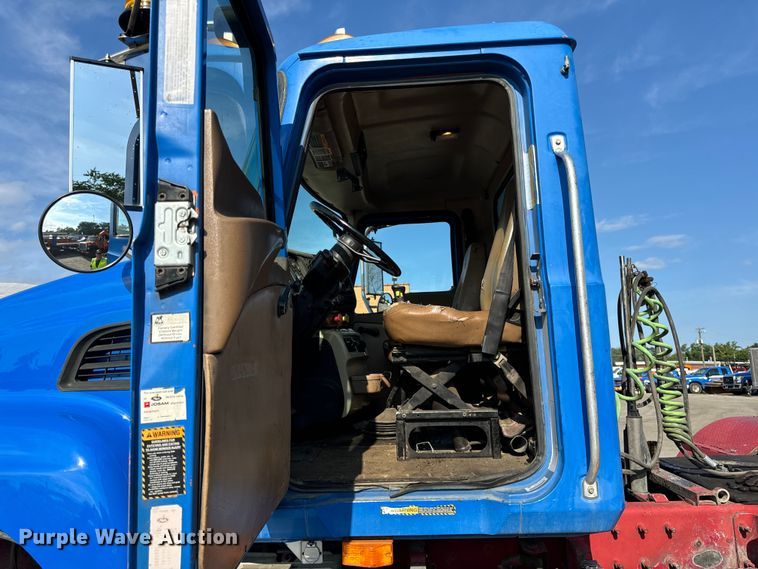 image for item DV5797 2004 Mack  CV713 semi truck