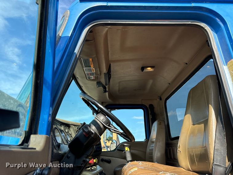 image for item DV5797 2004 Mack  CV713 semi truck