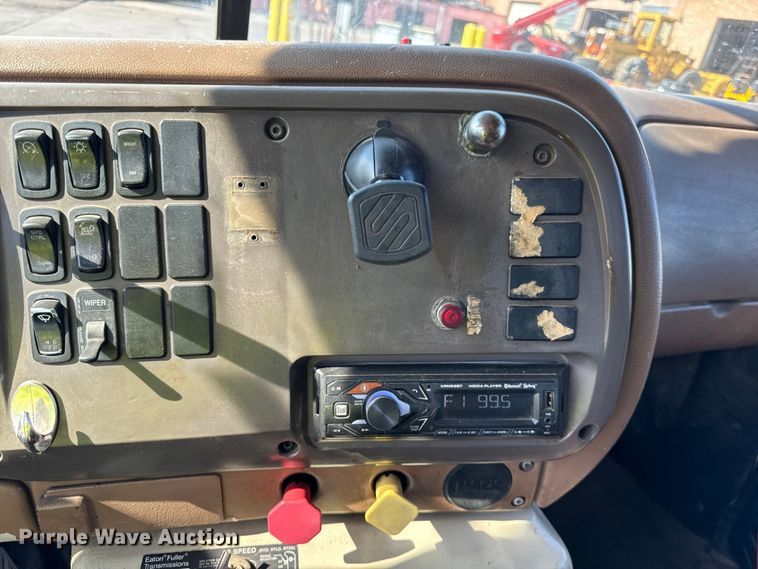 image for item DV5797 2004 Mack  CV713 semi truck