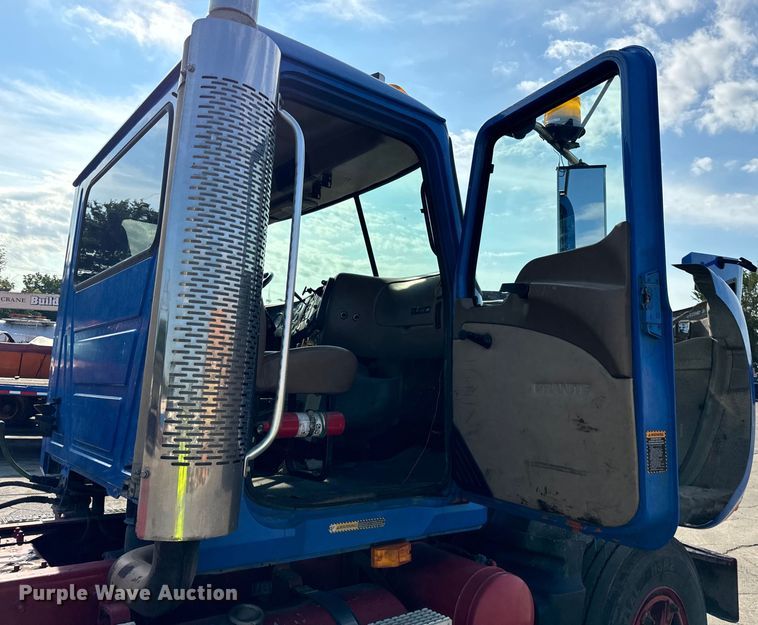 image for item DV5797 2004 Mack  CV713 semi truck