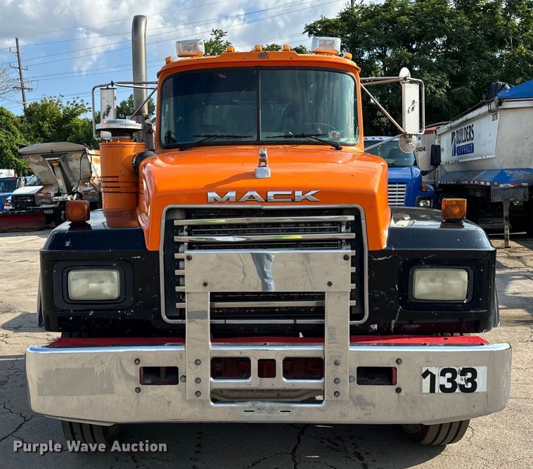 image for item DV5799 2001 Mack  RD690S semi truck