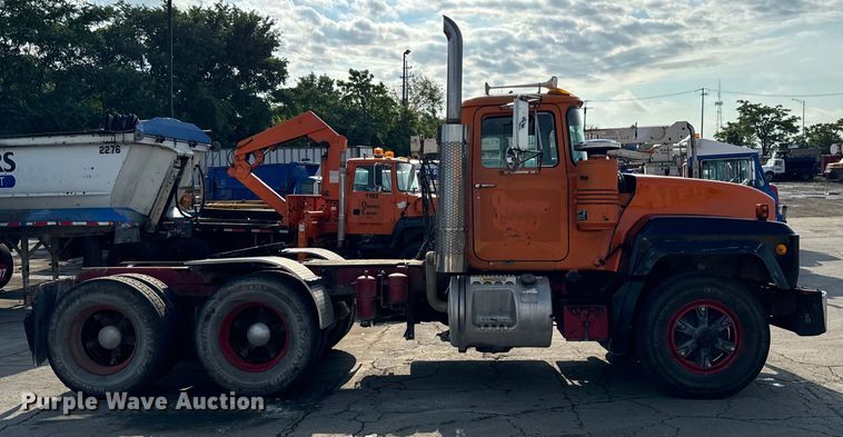 image for item DV5799 2001 Mack  RD690S semi truck