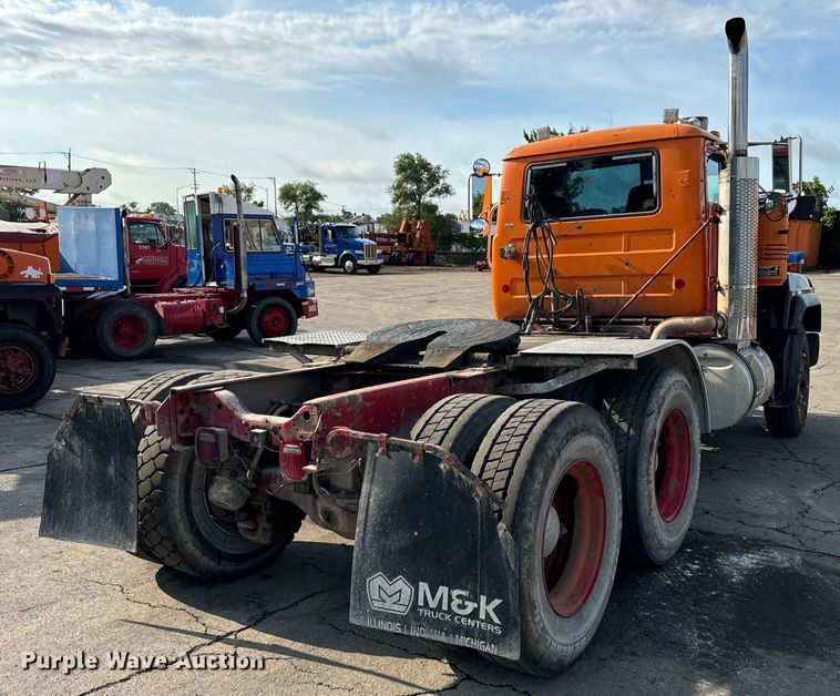 image for item DV5799 2001 Mack  RD690S semi truck