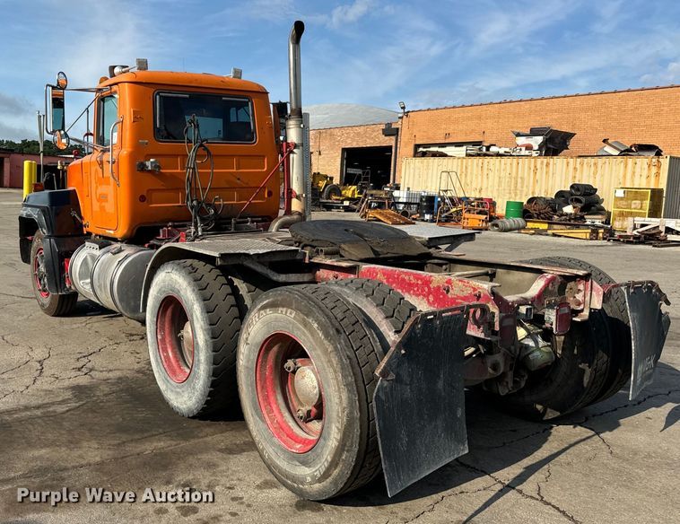 image for item DV5799 2001 Mack  RD690S semi truck