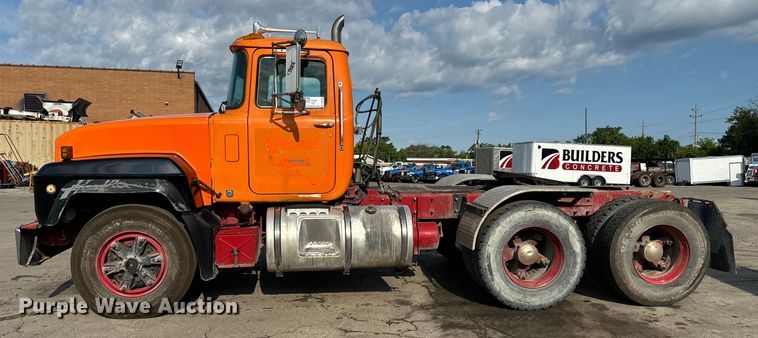 image for item DV5799 2001 Mack  RD690S semi truck