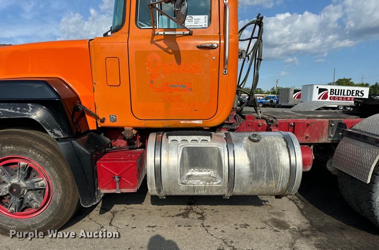 image for item DV5799 2001 Mack  RD690S semi truck