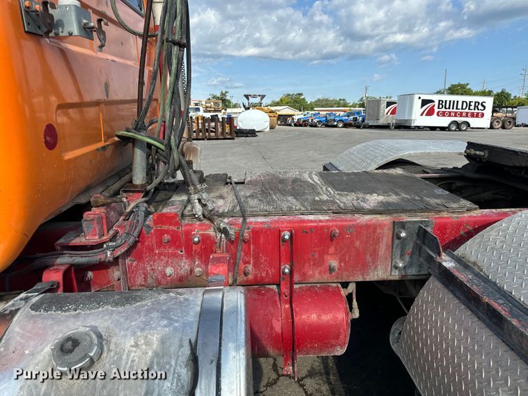 image for item DV5799 2001 Mack  RD690S semi truck