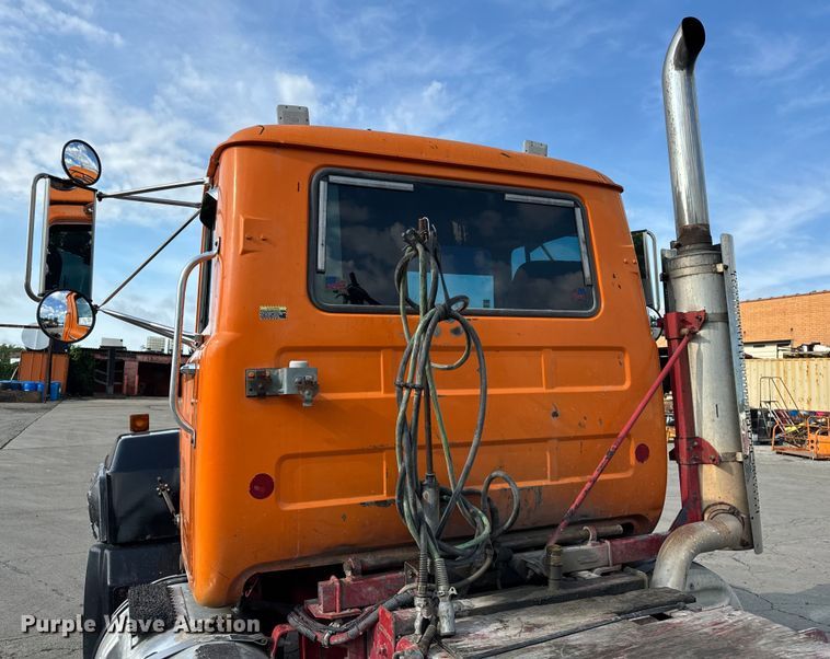 image for item DV5799 2001 Mack  RD690S semi truck